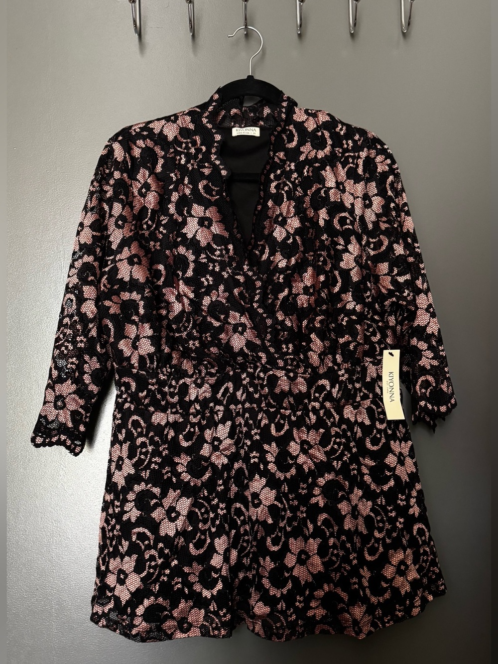 Kiyonna Luxe Black and Pink Lace Peplum Top 🦩